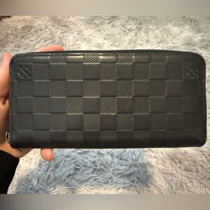 Louis Vuitton Black Zippy Wallet Vertical in Damier Infini Leather - good cond.